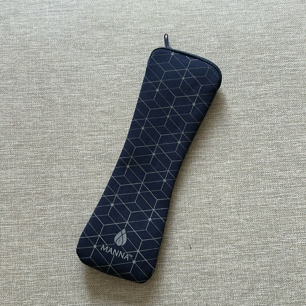 🍀 4/$15! NWOT! Manna Hourglasss Shaped Long Geometricric Zipper Bag.